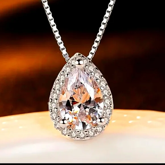 Charming 925 Silver Water Drop 3Ct Moissanite Pendant Necklaces.